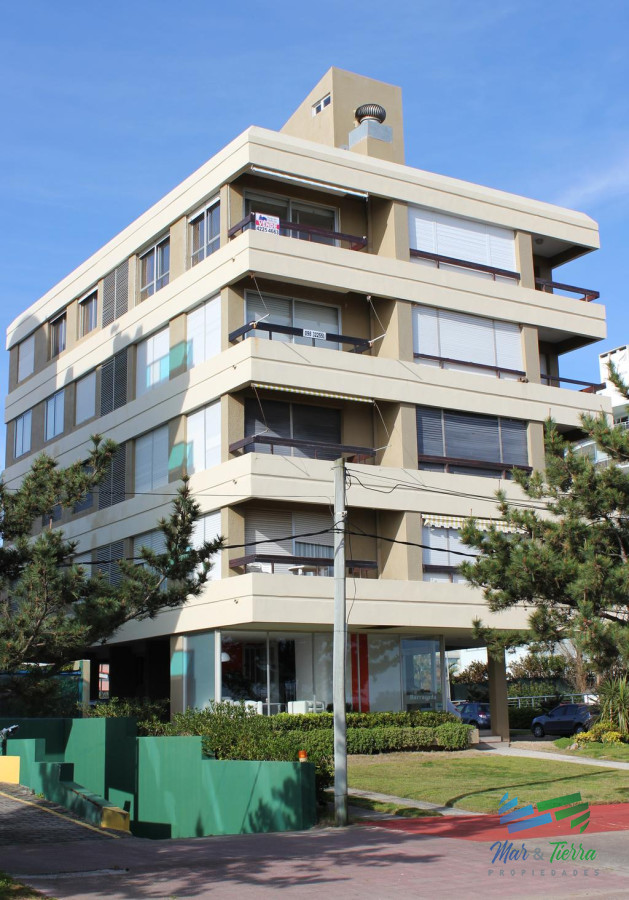 Apartamento ID.981 - En venta!!! primera línea con vista franca al mar, playa mansa.
