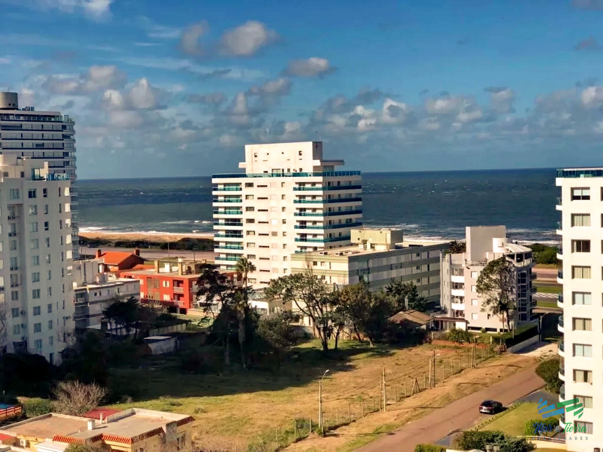Apartamento ID.3357 - Vendo apartamento 3 dormitorios con servicios y vista parcial, playa brava, Punta del Este