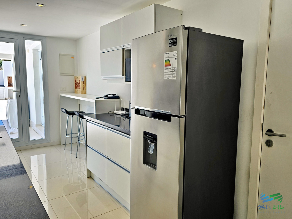 Apartamento ID.4944 - Venta de apartamento en primera línea sobre playa mansa de 3 suites más dependencia de servicio con baño en playa mansa Punta del este 