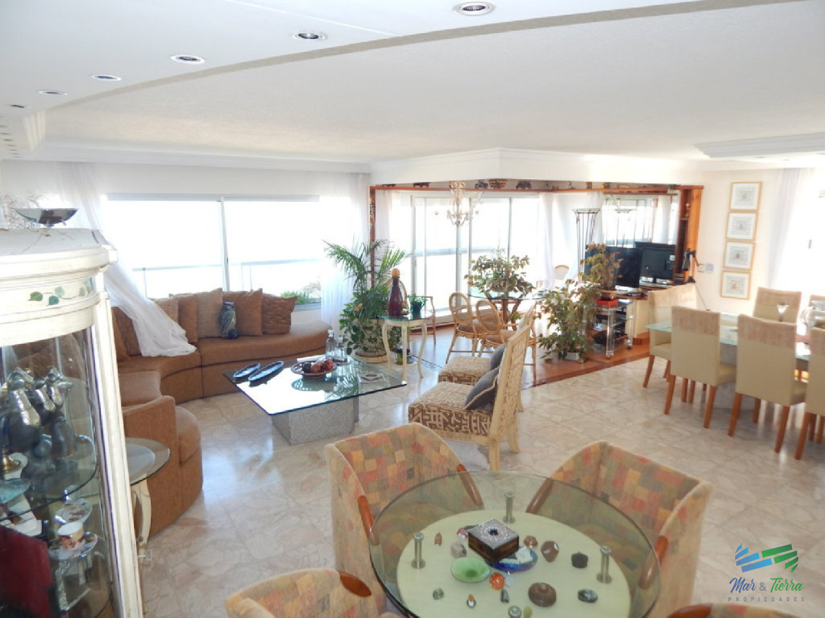 Apartamento ID.2110 - Espectacular planta, reciclada con materiales de primera calidad!!! cuenta 180 m2.