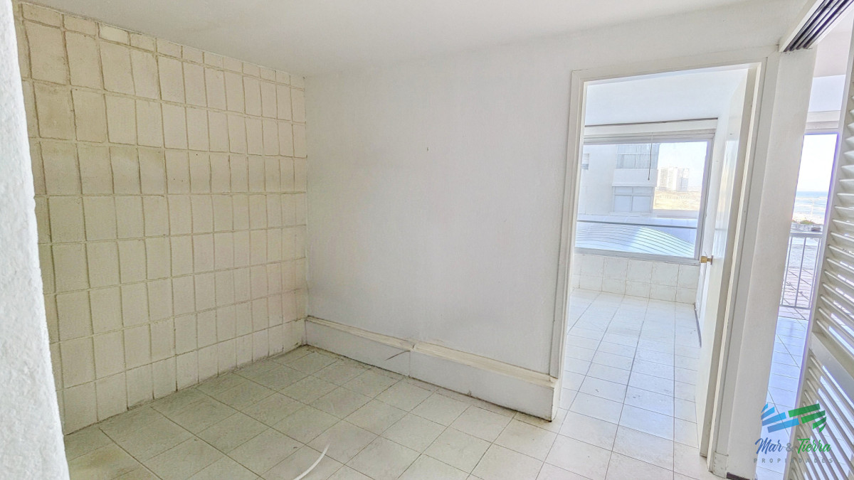 Apartamento ID.5680 - Venta de apartamento de 1 y medio dormitorios con vista al mar en Península, Punta del Este