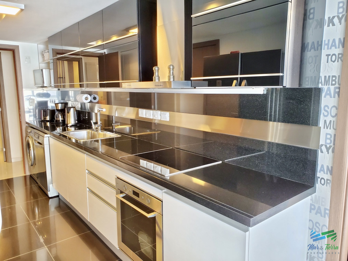 Apartamento ID.3879 - Venta apartamento de 3 dormitorios y servicio con baño 2da línea playa Brava Punta del Este 