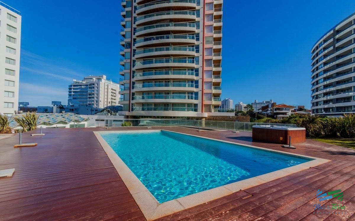 Apartamento ID.4125 - Venta apartamento de 2 dormitorios y medio con gran terraza en Playa Brava Punta del este