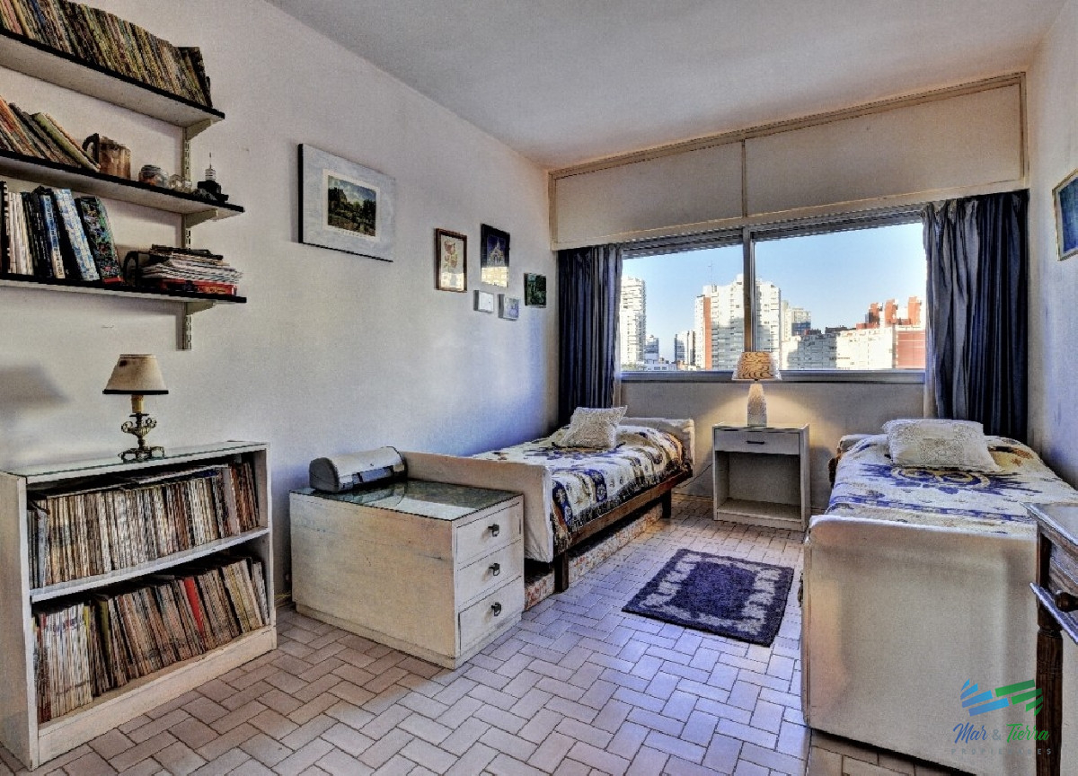 Apartamento ID.2156 - Venta de Apartamento 2 dormitorios en Playa Mansa, Punta del Este.  