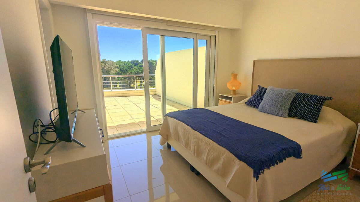 Apartamento ID.4955 - Venta de apartamento Petnhouse 3 dormitorios 3 baños frente al mar, playa MansaPunta del Este 