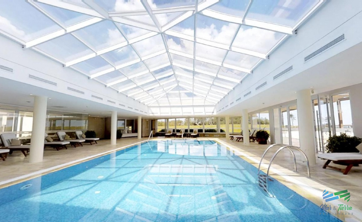 Apartamento ID.3945 - VENTA de Pent Huse sobre playa Mansa de 4 suites con todos los servicios