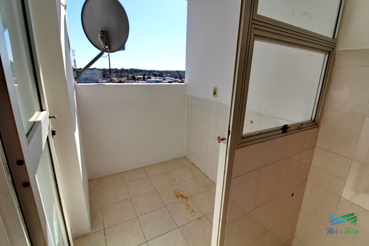 Apartamento ID.2664 - OPORTUNIDAD!!! Vendo apartamento 2 dormitorios en centro de Maldonado, piso alto con balcón.