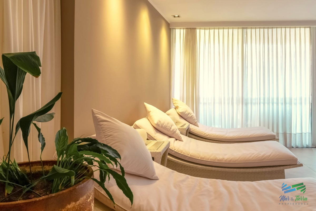 Apartamento ID.4209 - VENTA de apartamento de 2 dormitorios sobre playa Mansa de Punta del Este