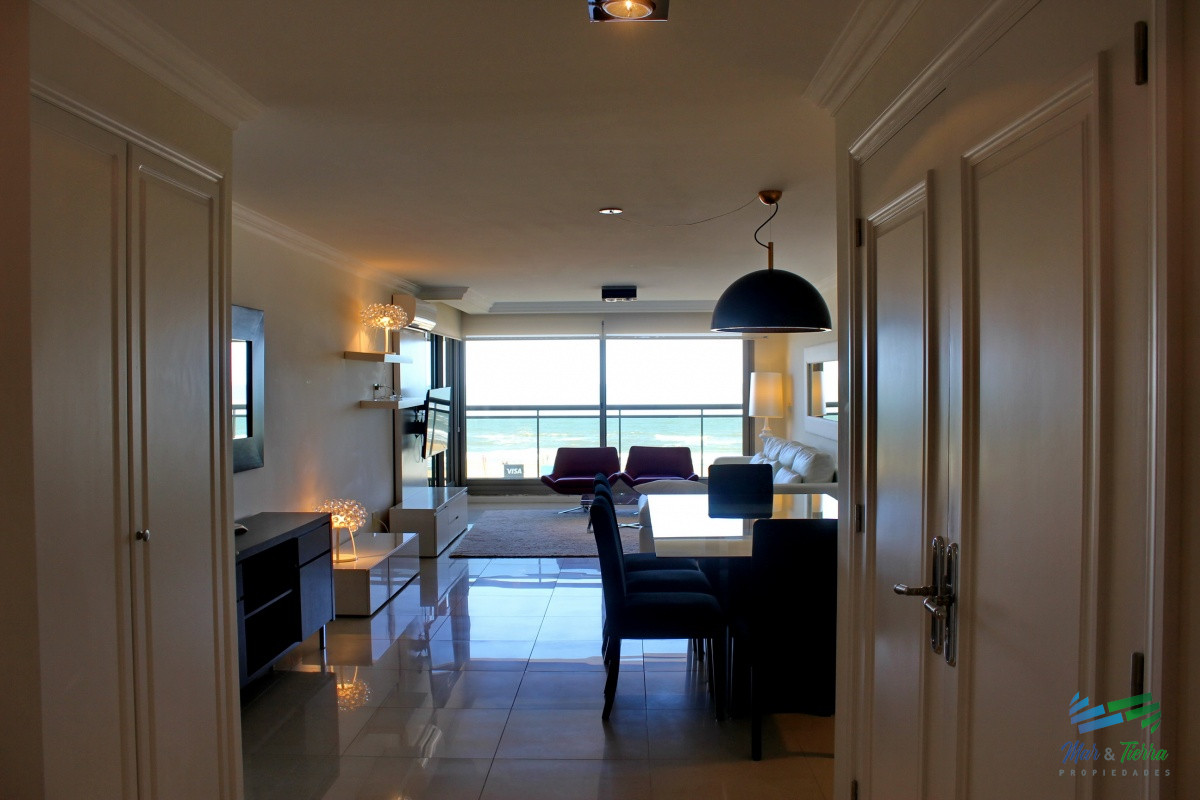 Apartamento ID.2338 - Apartamento de 3 dormitorios, primera linea frente al mar, en alquiler y venta, Punta del Este