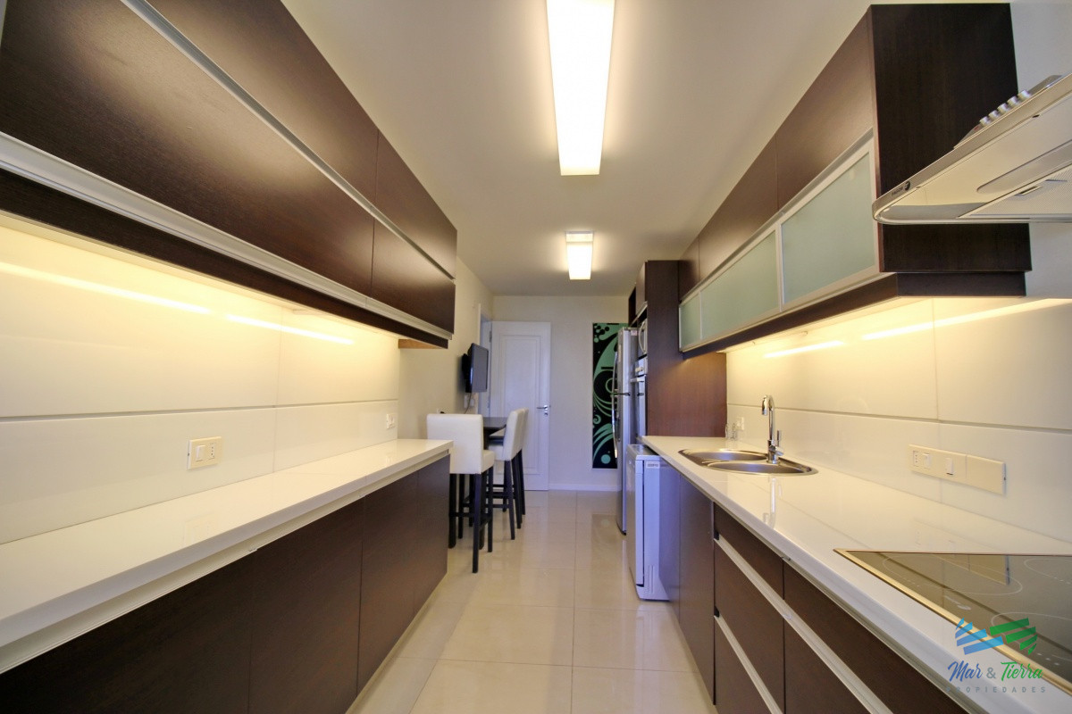 Apartamento ID.2338 - Apartamento de 3 dormitorios, primera linea frente al mar, en alquiler y venta, Punta del Este