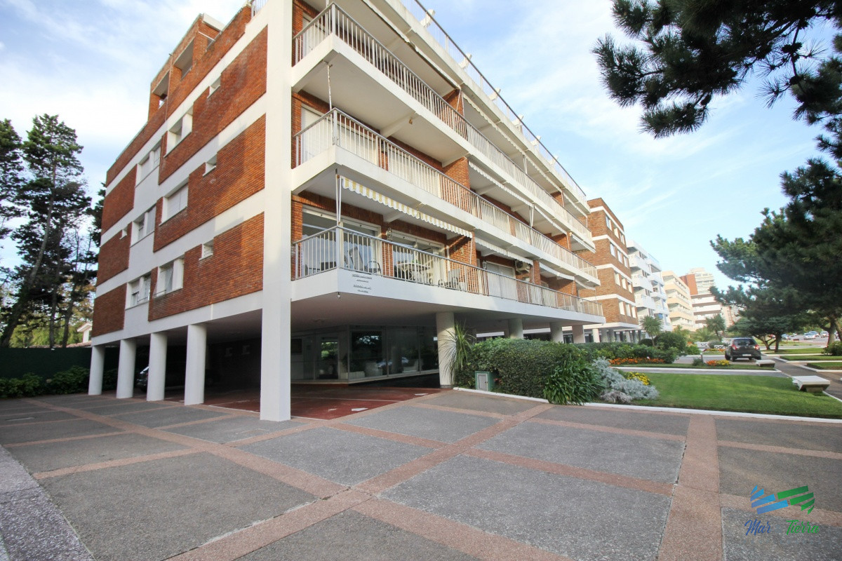 Apartamento ID.2502 - En venta apartamento 3 dormitorios en primera linea sobre Playa Mansa, Punta del Este.