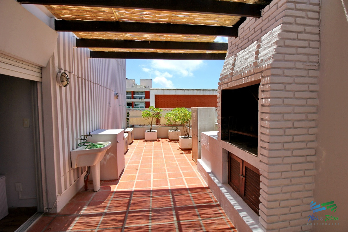 Apartamento ID.775 - Alquilo apartamento 2 dormitorios con parrillero propio en Península, Punta del Este