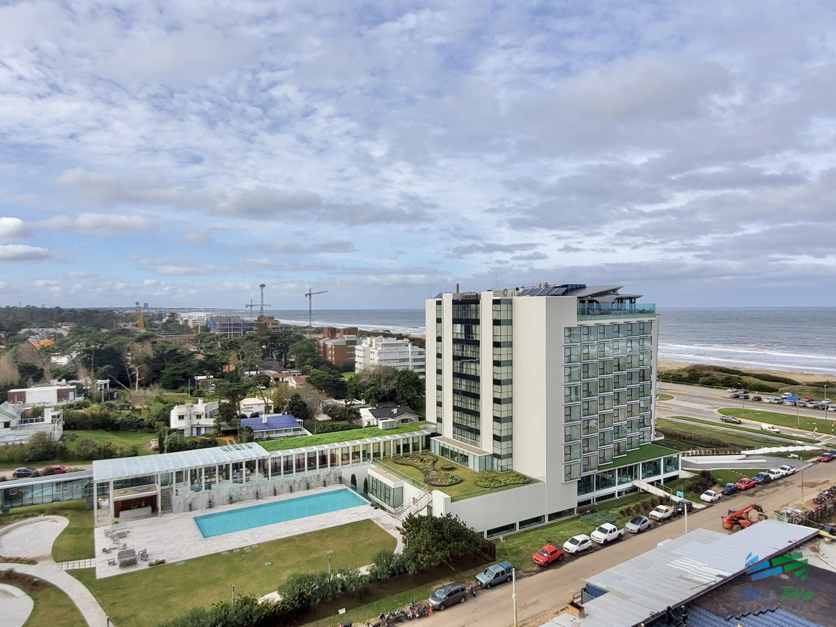 Apartamento ID.3879 - Venta apartamento de 3 dormitorios y servicio con baño 2da línea playa Brava Punta del Este 