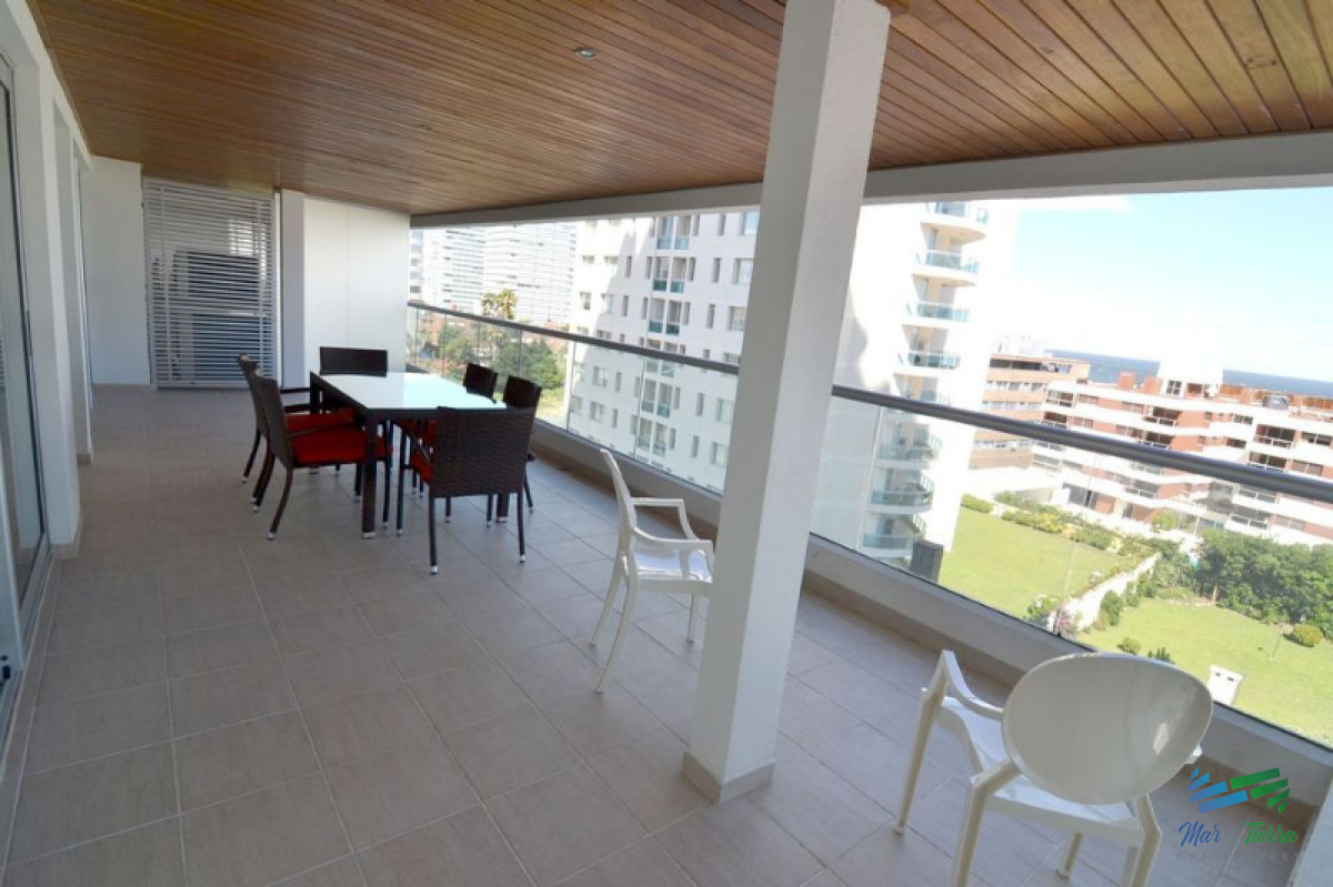 Apartamento ID.3952 - Vendo apartamento de 2 dormitorios y medio 2 baños en playa Brava Punta de Este departamento de Maldonado