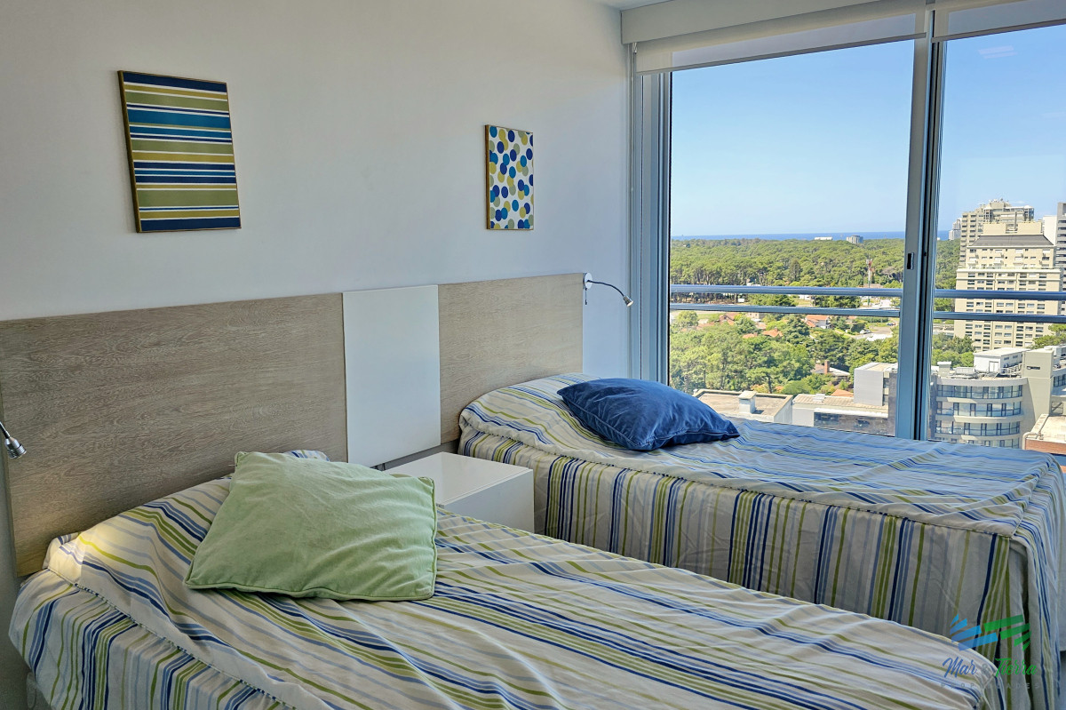 Apartamento ID.5049 - ALQUILER DE INVIERNO, 3 DORMITORIOS SOBRE AV ROOSEVELT, EDIFICIO CON SERVICIOS.