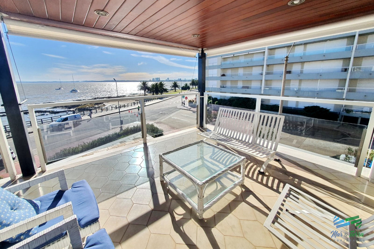 Apartamento ID.101 - Excelente opción en alquiler y venta, primera línea sobre el Puerto de Punta del Este. 