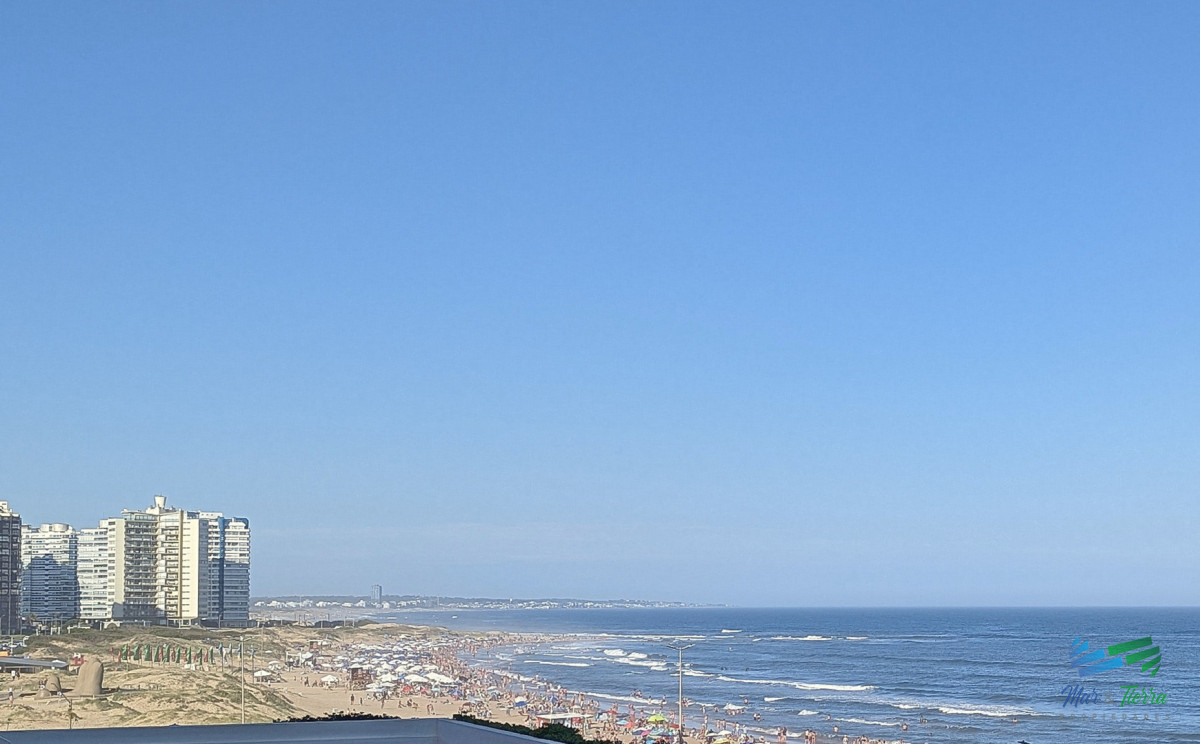 Apartamento ID.5680 - Venta de apartamento de 1 y medio dormitorios con vista al mar en Península, Punta del Este