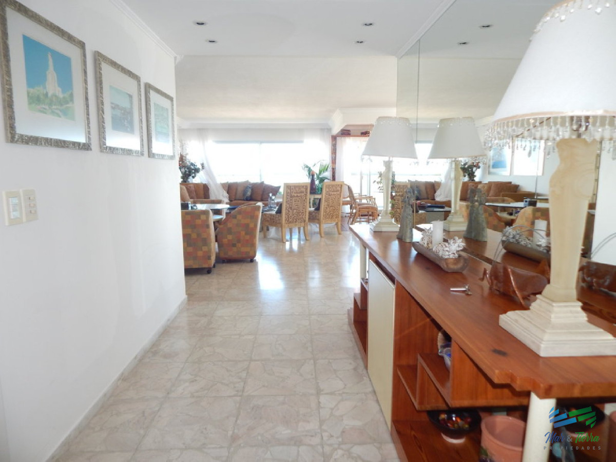 Apartamento ID.2110 - Espectacular planta, reciclada con materiales de primera calidad!!! cuenta 180 m2.