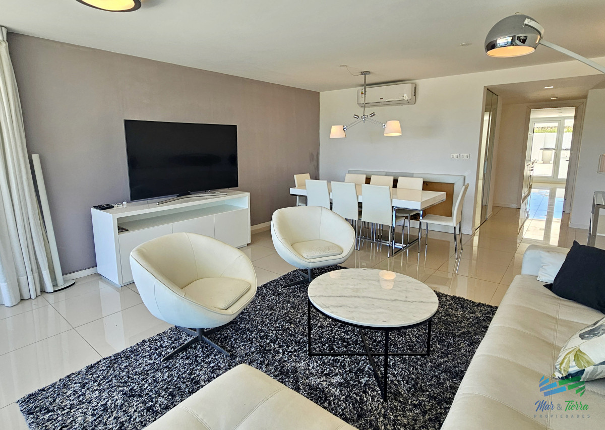 Apartamento ID.4944 - Venta de apartamento en primera línea sobre playa mansa de 3 suites más dependencia de servicio con baño en playa mansa Punta del este 