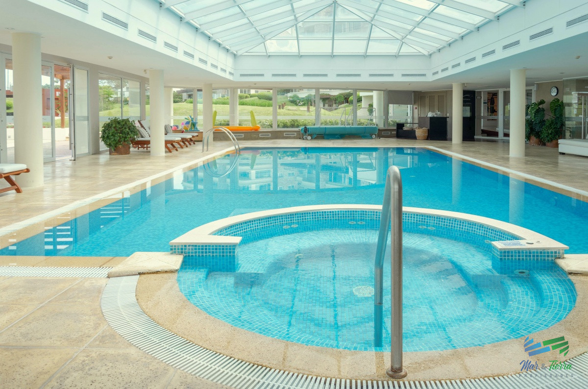 Apartamento ID.3945 - VENTA de Pent Huse sobre playa Mansa de 4 suites con todos los servicios