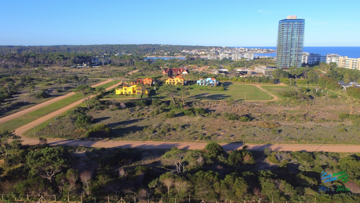 Apartamento ID.4305 - Venta de apartamento pent house de 3 suites mas servicio con baño y terraza primera linra en playa brava