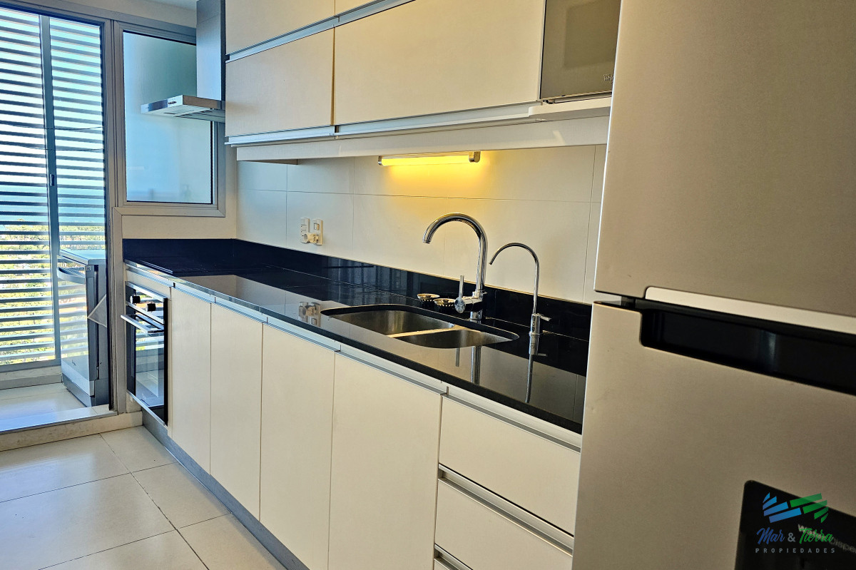 Apartamento ID.5049 - ALQUILER DE INVIERNO, 3 DORMITORIOS SOBRE AV ROOSEVELT, EDIFICIO CON SERVICIOS.