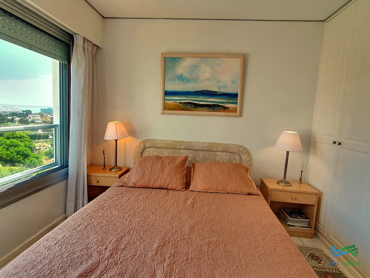 Apartamento ID.3260 - Vendo apartamento de 2 dormitorios, 2 baños y cochera. Playa Mansa, Punta del Este.