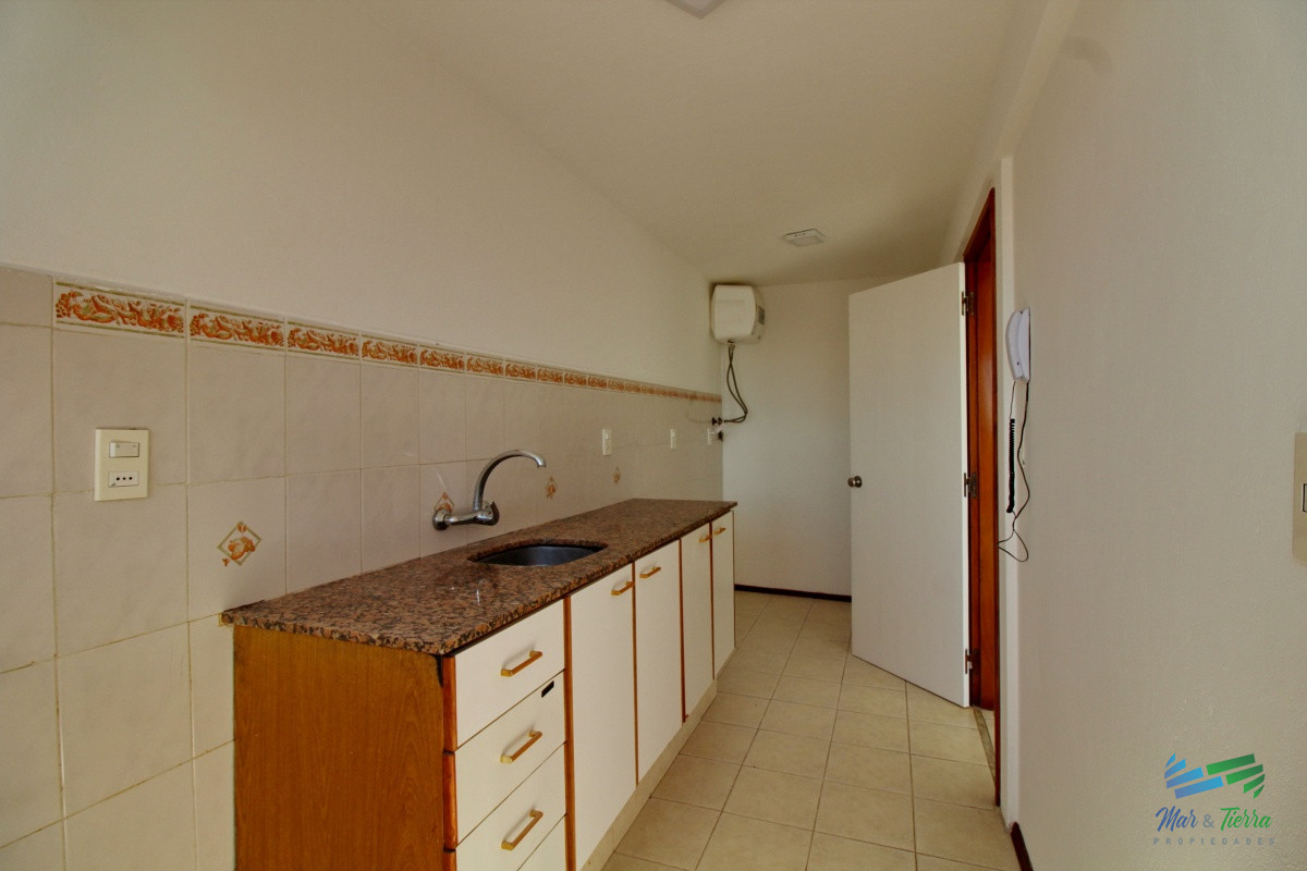 Apartamento ID.2664 - OPORTUNIDAD!!! Vendo apartamento 2 dormitorios en centro de Maldonado, piso alto con balcón.