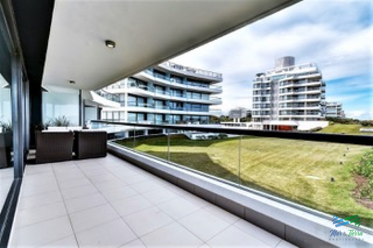 Apartamento ID.2724 - Vendo apartamento 4 dormitorios en primera línea de playa brava, Punta del Este.