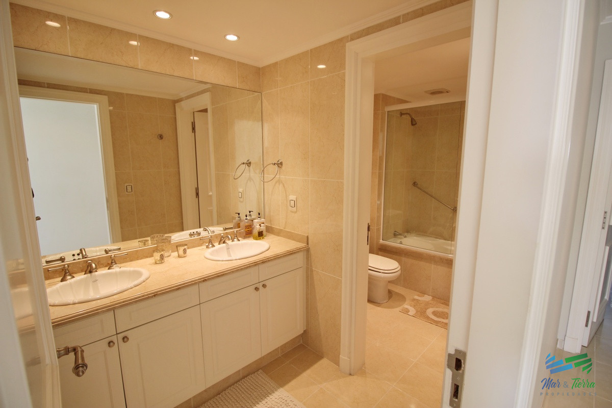 Apartamento ID.2446 - APARTAMENTO EN VENTA DE 3 DORMITORIOS + SERVICIO, PLAYA MANSA, PUNTA DEL ESTE 
