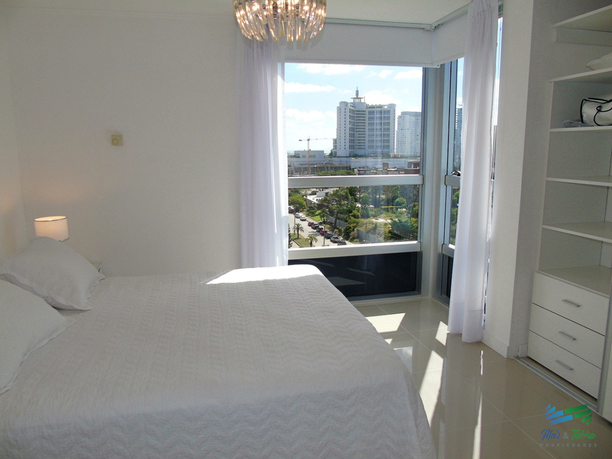 Apartamento ID.2435 - A metros del mar, en una de las zonas de mas categoría. Apartamento en piso alto con vista al mar.OPORTUNIDAD