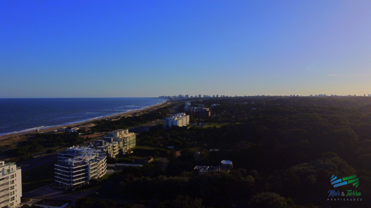 Apartamento ID.4305 - Venta de apartamento pent house de 3 suites mas servicio con baño y terraza primera linra en playa brava