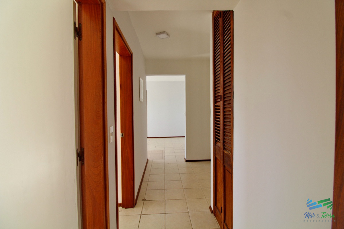 Apartamento ID.2664 - OPORTUNIDAD!!! Vendo apartamento 2 dormitorios en centro de Maldonado, piso alto con balcón.