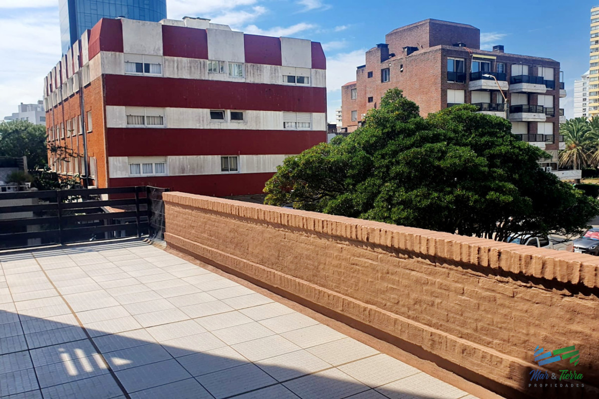 Apartamento ID.1067 - Vendo apartamento 2 dormitorios, con gran terraza y parrillero propio, servicio de mucamas y piscina. Peninsula, Punta del Este.
