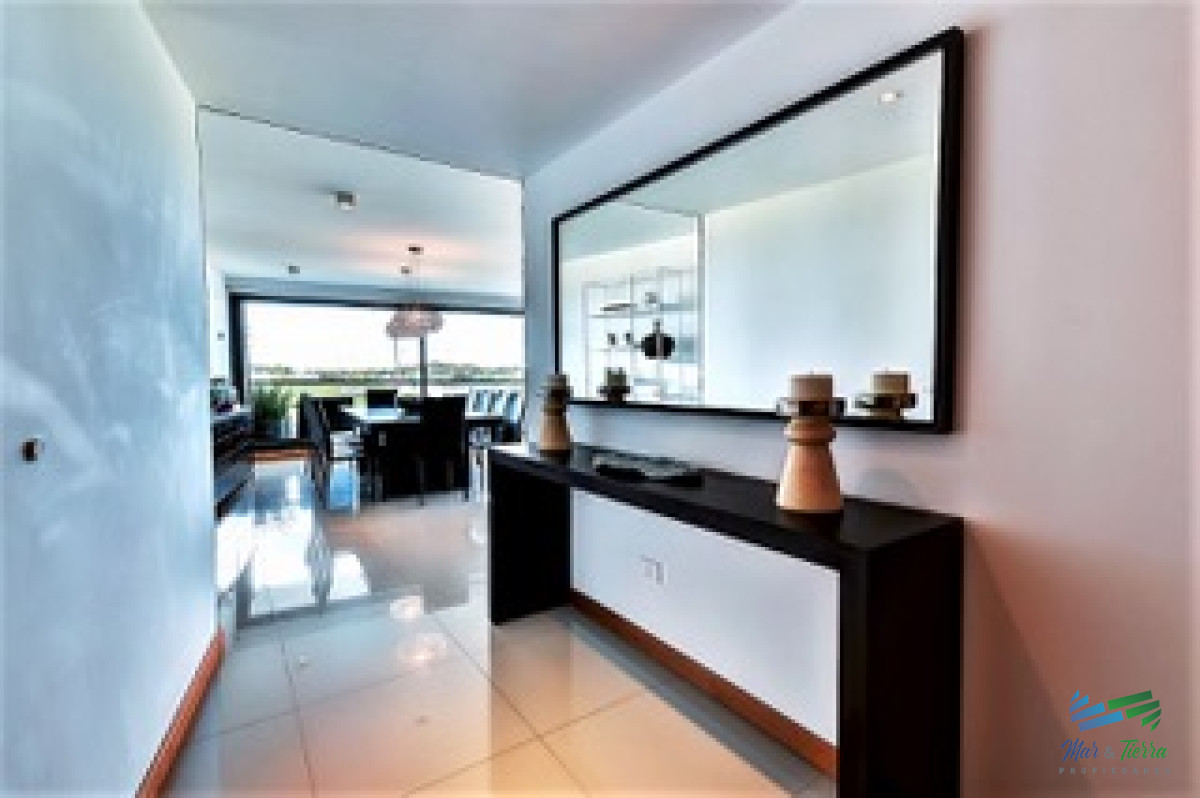 Apartamento ID.2724 - Vendo apartamento 4 dormitorios en primera línea de playa brava, Punta del Este.