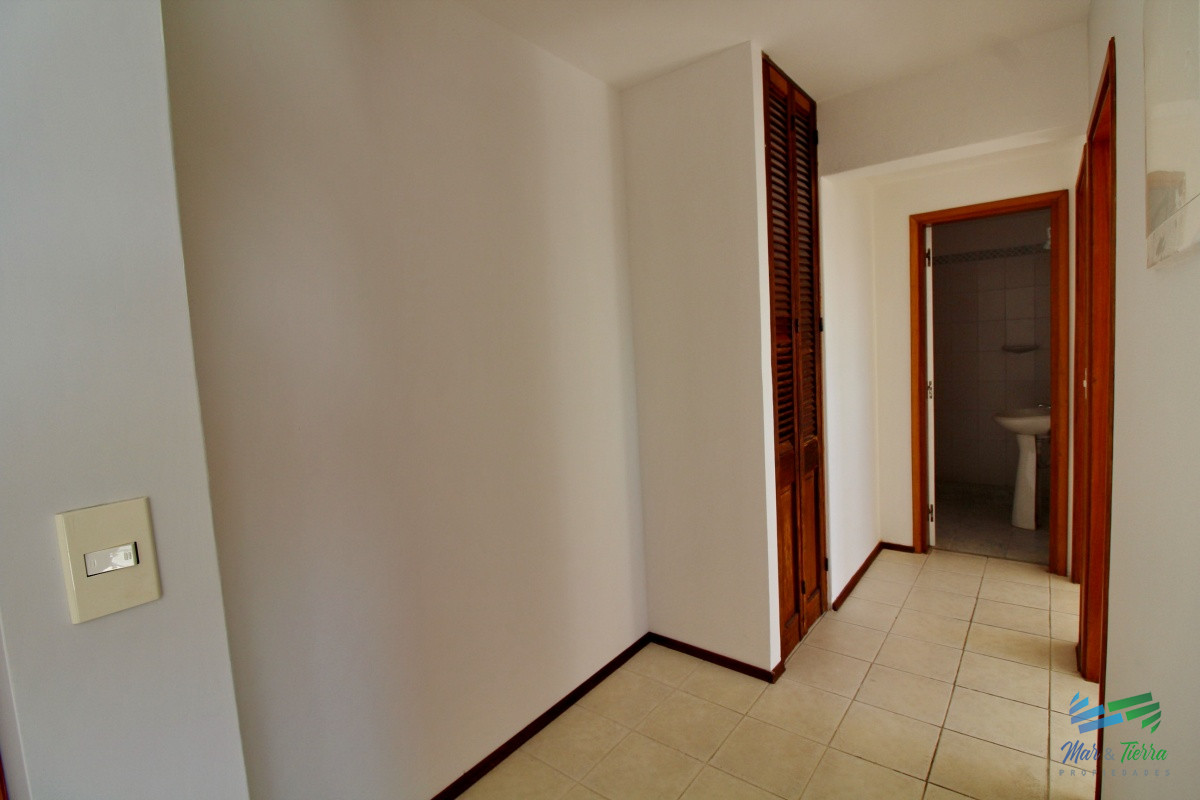 Apartamento ID.2664 - OPORTUNIDAD!!! Vendo apartamento 2 dormitorios en centro de Maldonado, piso alto con balcón.
