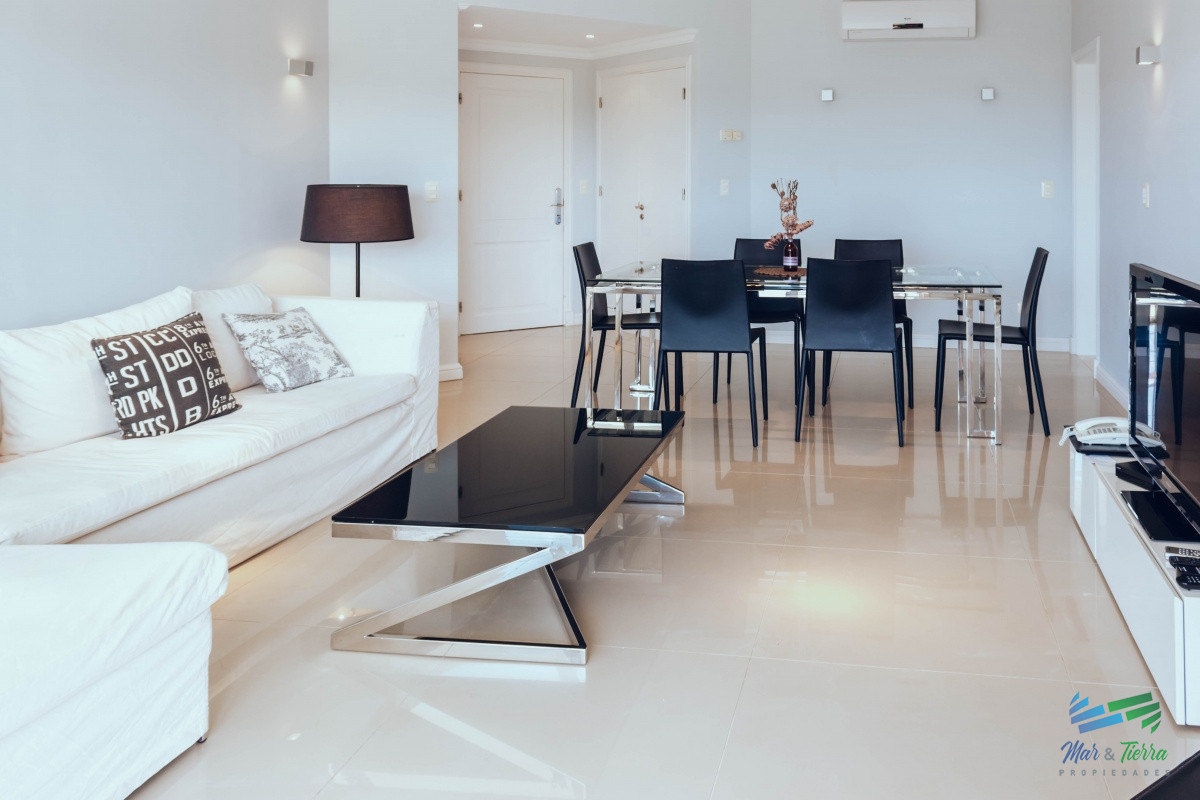 Apartamento ID.4209 - VENTA de apartamento de 2 dormitorios sobre playa Mansa de Punta del Este