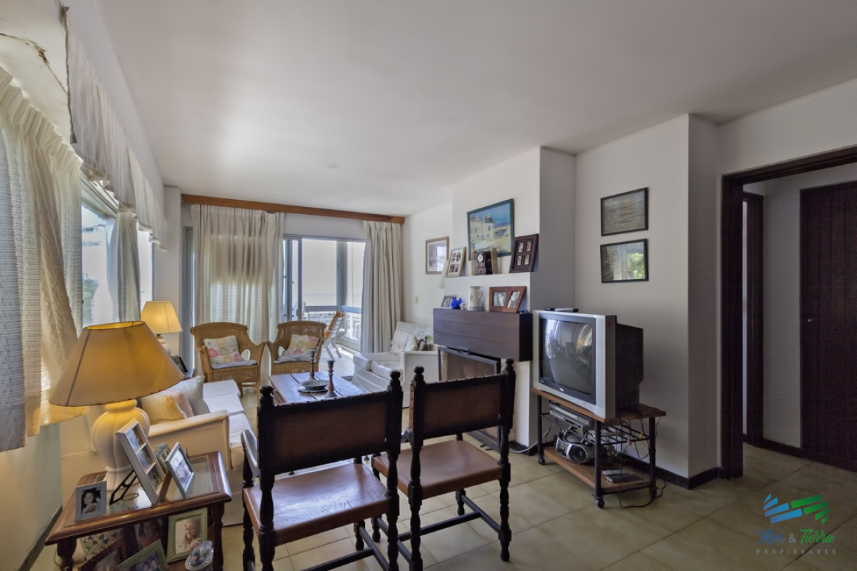 Apartamento ID.2489 - Departamento 3 dormitorios en venta, reciclado, frente al mar, Peninsula, Punta Del Este.