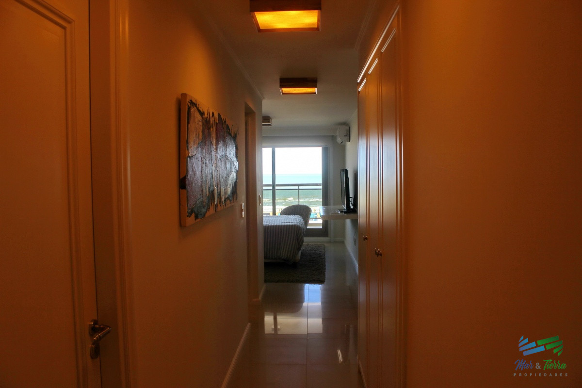 Apartamento ID.2338 - Apartamento de 3 dormitorios, primera linea frente al mar, en alquiler y venta, Punta del Este