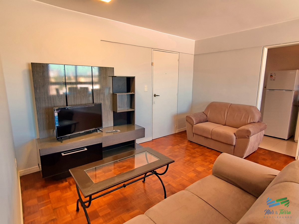 Apartamento ID.2512 - En alquiler y venta..  apartamento reciclado de 3 dormitorios en el centro de Maldonado, piso alto.
