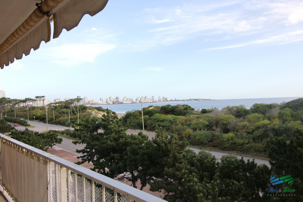 Apartamento ID.2502 - En venta apartamento 3 dormitorios en primera linea sobre Playa Mansa, Punta del Este.