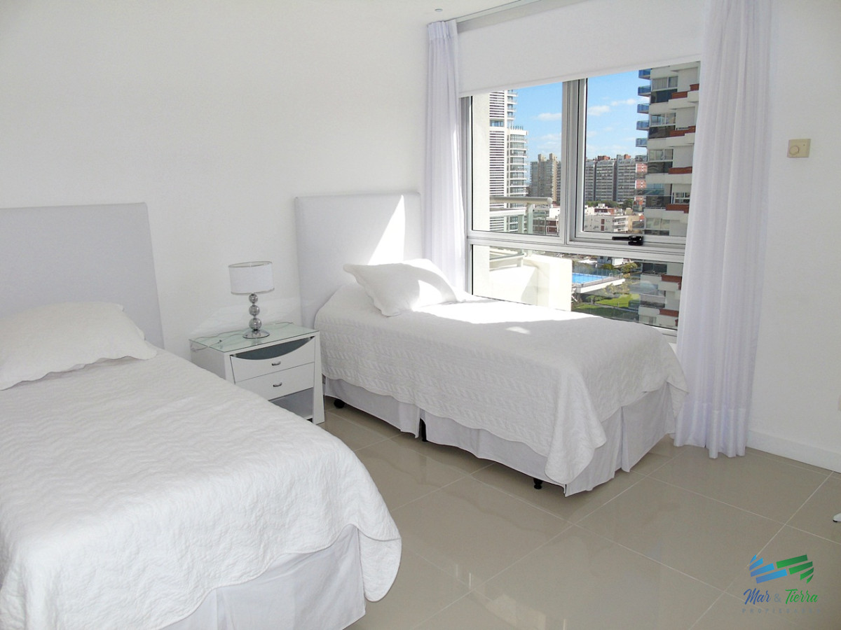 Apartamento ID.2435 - A metros del mar, en una de las zonas de mas categoría. Apartamento en piso alto con vista al mar.OPORTUNIDAD