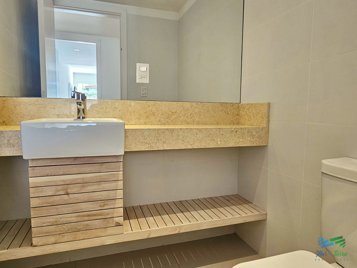 Apartamento ID.4944 - Venta de apartamento en primera línea sobre playa mansa de 3 suites más dependencia de servicio con baño en playa mansa Punta del este 