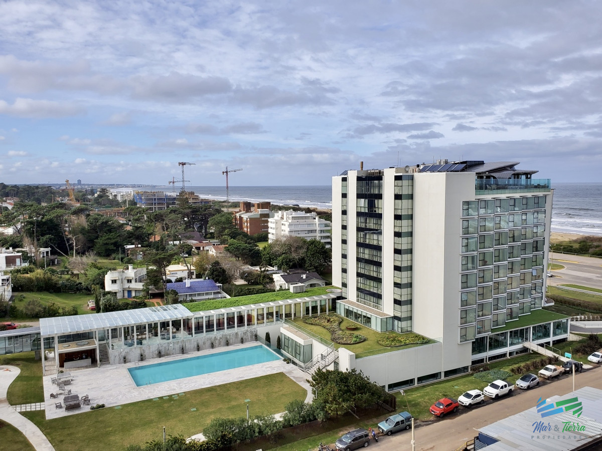 Apartamento ID.3879 - Venta apartamento de 3 dormitorios y servicio con baño 2da línea playa Brava Punta del Este 