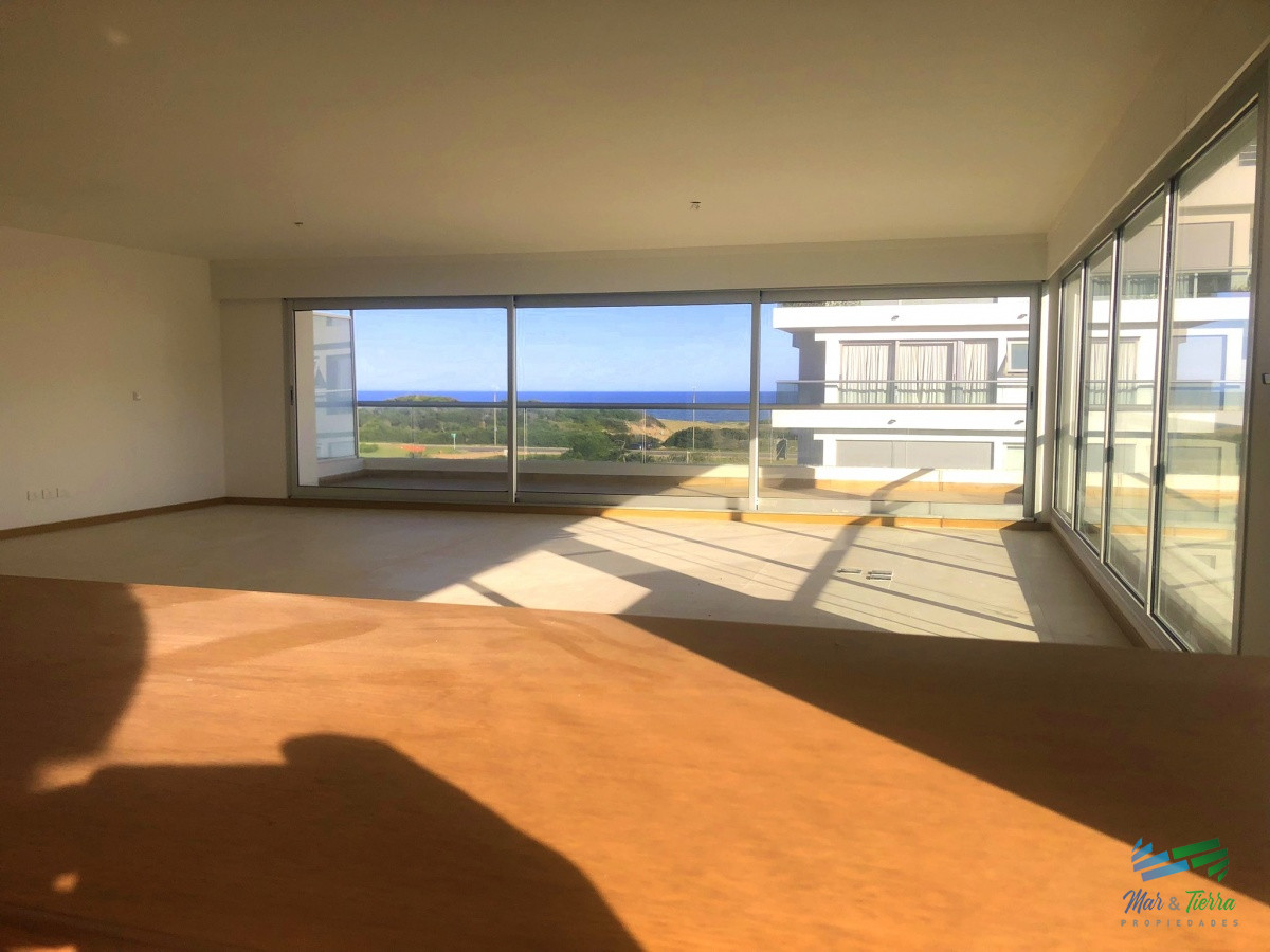 Apartamento ID.4305 - Venta de apartamento pent house de 3 suites mas servicio con baño y terraza primera linra en playa brava