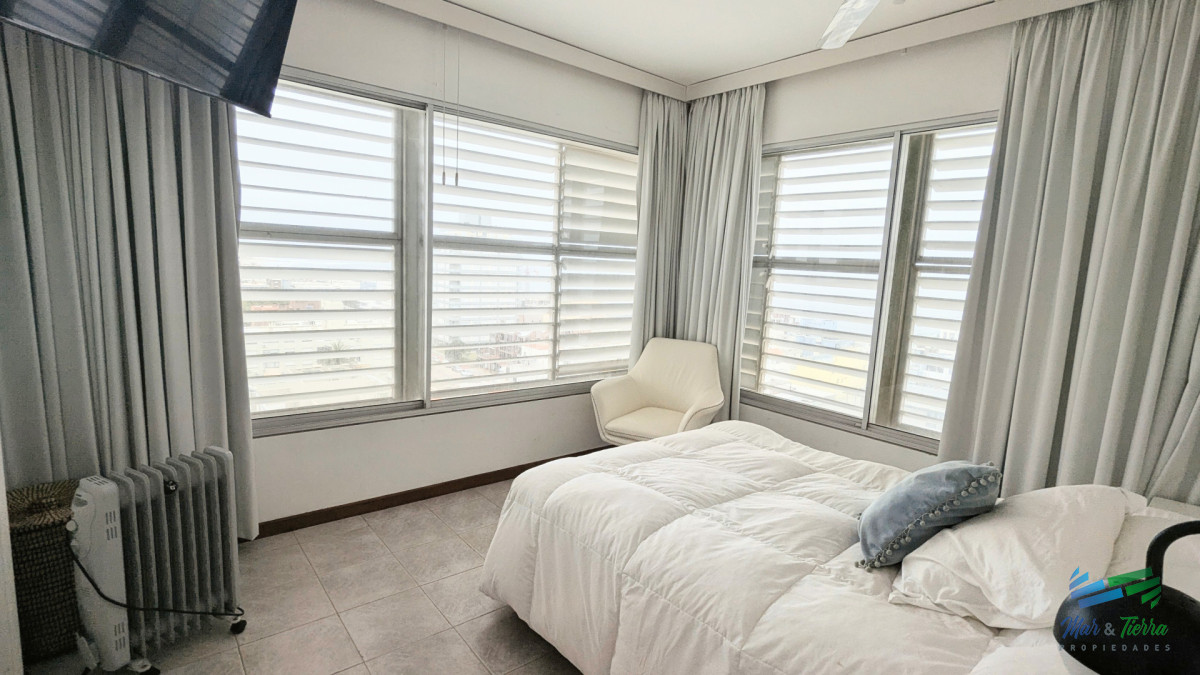 Apartamento ID.5822 - En venta apartamento 2 dormitorios con vista al mar y puerto, Peninsula, Punta del Este