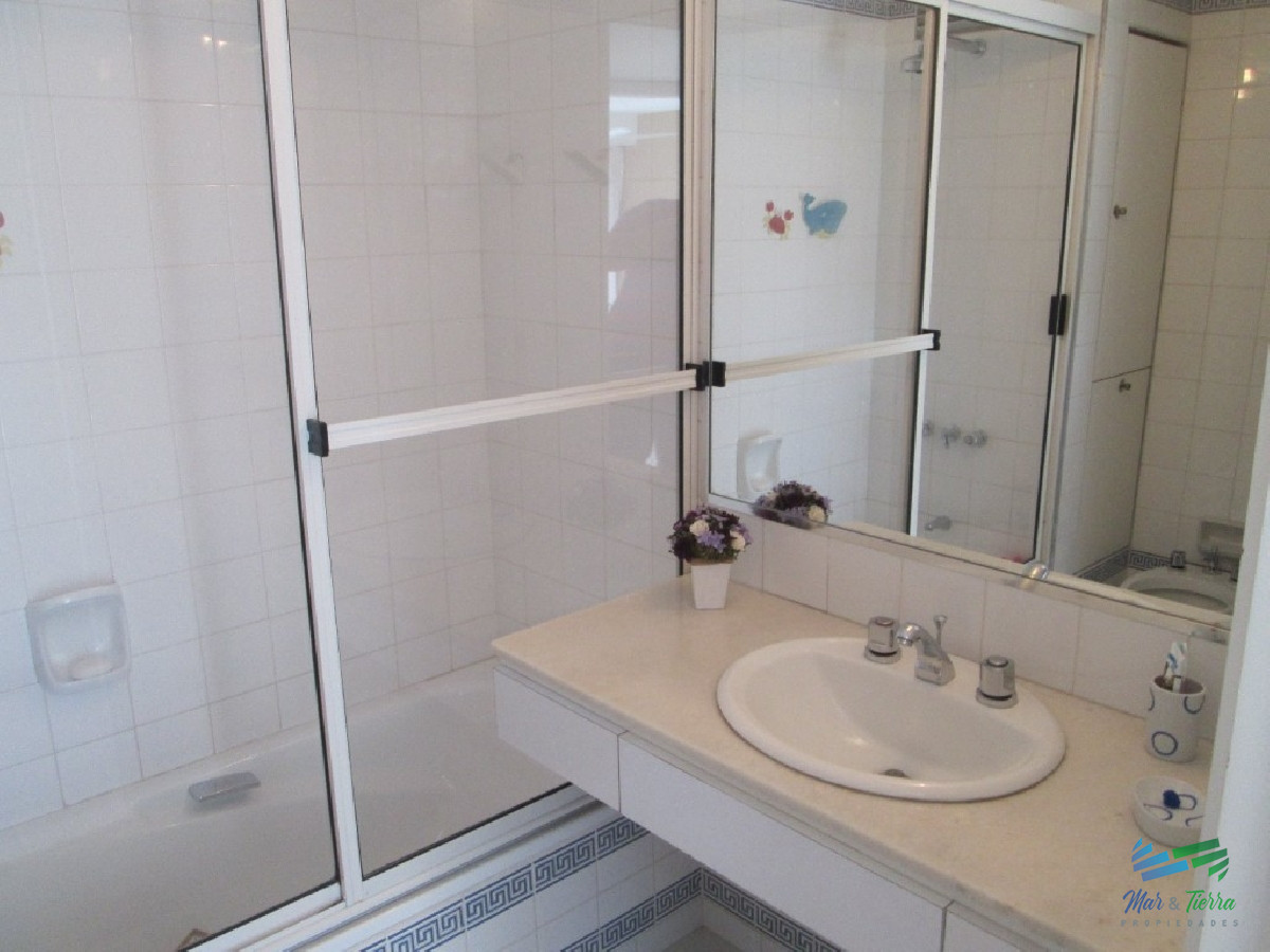 Apartamento ID.2152 - Excelente oportunidad... torre de categoría, con excelentes servicios, ubicado en primera línea sobre playa brava