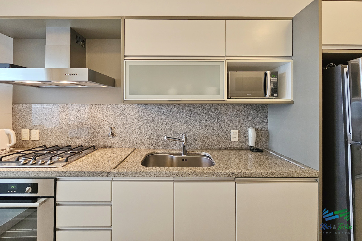 Apartamento ID.3664 - Alquilo apartamento 3 dormitorios frente al mar con servicios, Playa Mansa, Punta del Este