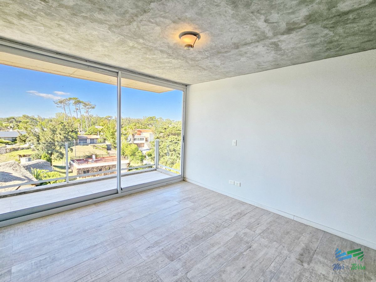 Apartamento ID.5677 - Alquiler anual apartamento penthouse frente al mar 3 dormitorios, Playa Mansa, Pinares, Punta del Este.