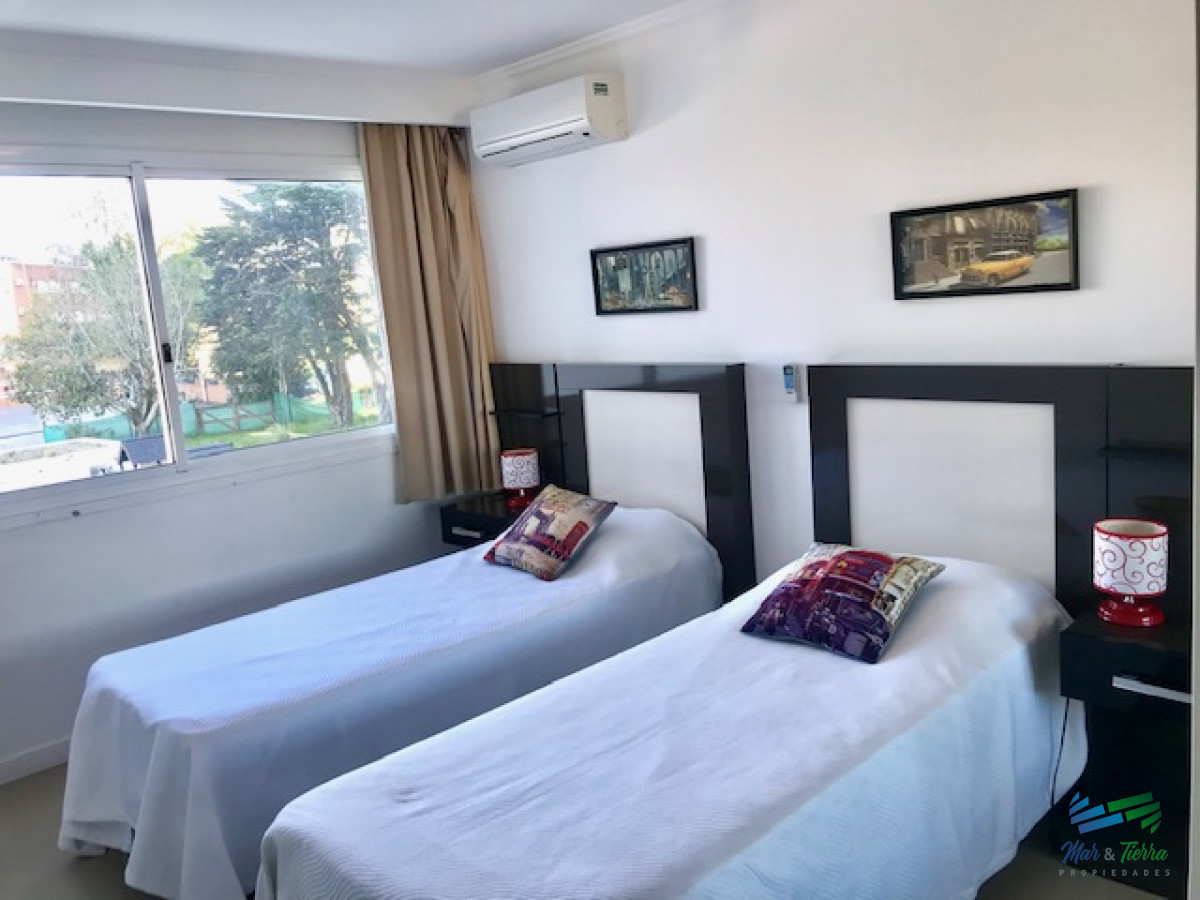 Apartamento ID.209 - Apartamento en Alquiler a una cuadra del mar (Playa Mansa)  en torre nueva, con todos y excelentes servicios .